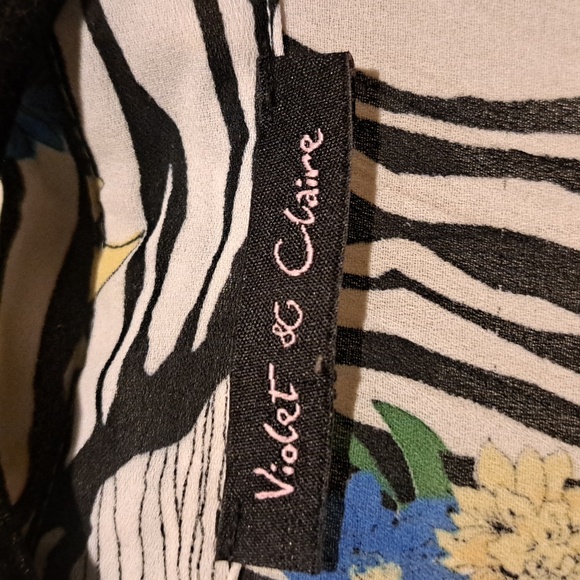 Violet & Claire Black and White Floral Button Down Shirt - Picture 3 of 7